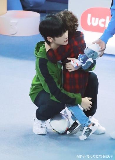 周震南抱豪豪,时隔一年再次相见,两个人完全不陌生!