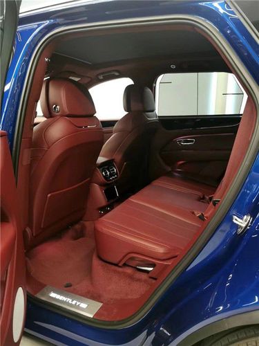 从超塑成型,凌厉至极的宾利线条,到纯手工打造的内饰空间,皆是对宾利