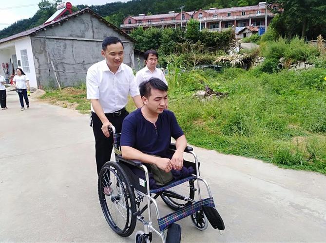 父亲离世,母亲患病,双腿截肢的他感动了无数英山网友