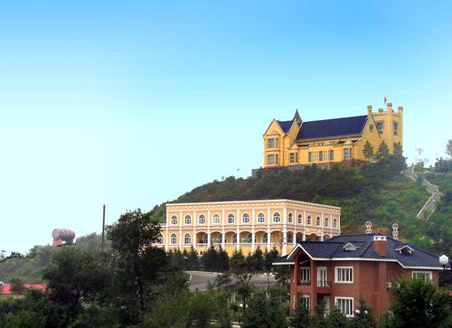  p>北京御龙东方红酒庄园是华北地区最大的生态旅游度假基地,占地面积