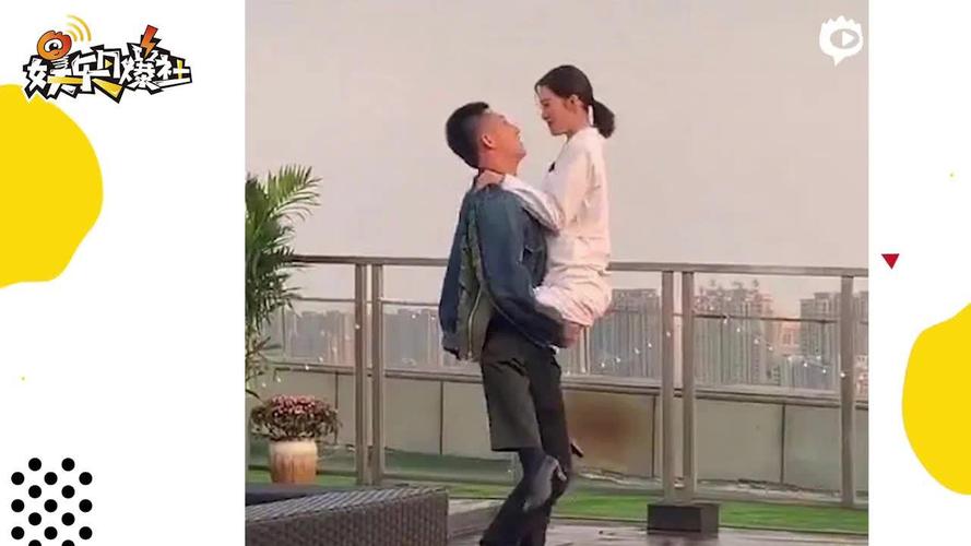 视频:李沁黄景瑜新剧路透甜齁了 上演"树袋熊抱"姿势暧昧