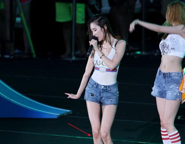 腿精李宣美太敬业,三千万美腿膝盖磨伤,坚持现场热舞跳不停