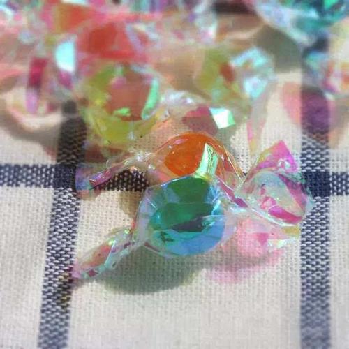 玻璃糖:小时候收集这种闪闪发光的糖纸,夹在书本里夹平,然后折千纸鹤