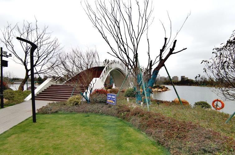 杭州丰收湖公园以微湖水景为主题,经过精心布局,雕凿,在开园一年后
