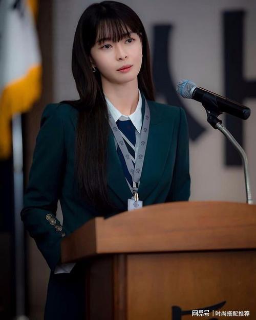 《梨泰院class》剧女二权娜拉,人设不讨喜,但颜值和穿搭十分在线
