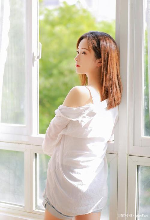 白色吊带美女长腿热裤清新家居写真