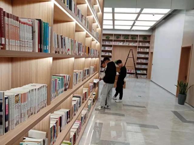 新年新风景图书馆里春意浓