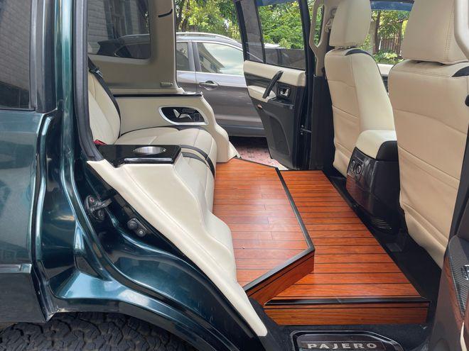 三菱帕杰罗改装航空座椅内饰改装