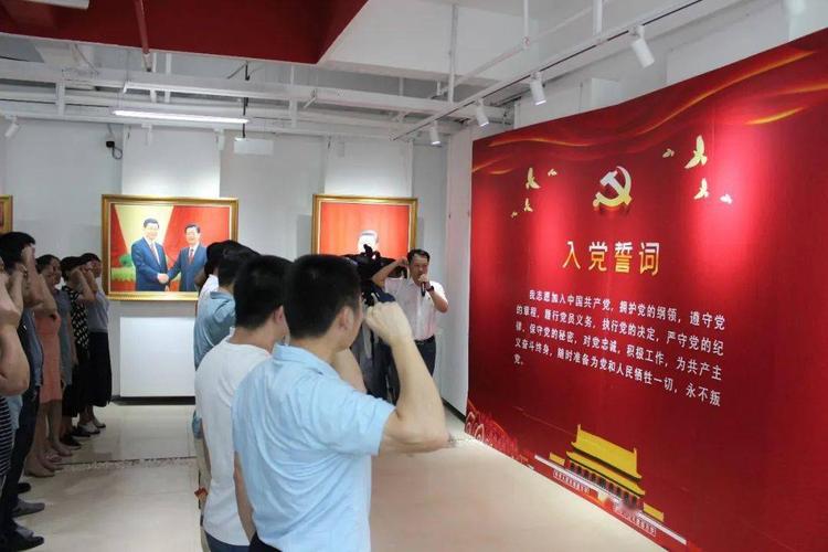 活动通过重温入党誓词,参观红色记忆油画展等,让全体党员再次回顾