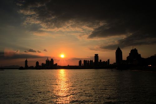 《落日余晖美丽的青岛》夕阳无限好 只是近黄昏栈桥风景区