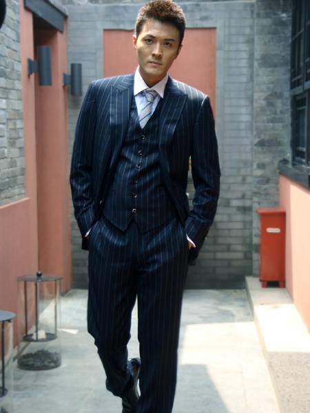 于小伟出生于音乐世家,学习过音乐,美术,雕塑,也做过 a target="