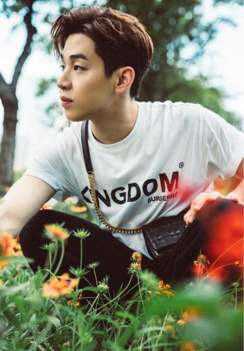 刘宪华背着女包就出门了?穿印花衬衫变身"老板",油头