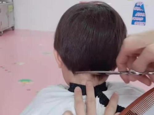 一岁女宝宝发型修剪