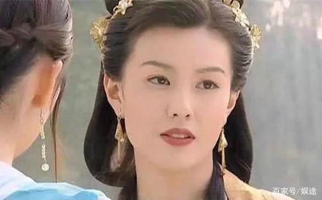 45岁"第一绿叶美女"朱晏晒照,脸部僵硬认不出,展示
