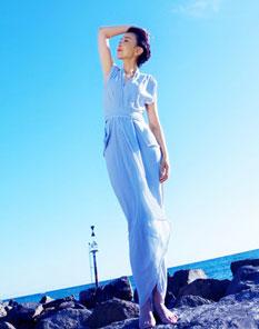 刘威葳海边浪漫写真 优雅演绎夏日花样风情