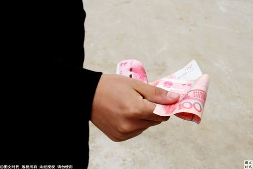 新郎的几个朋友直接咬价"一只鞋200块钱!