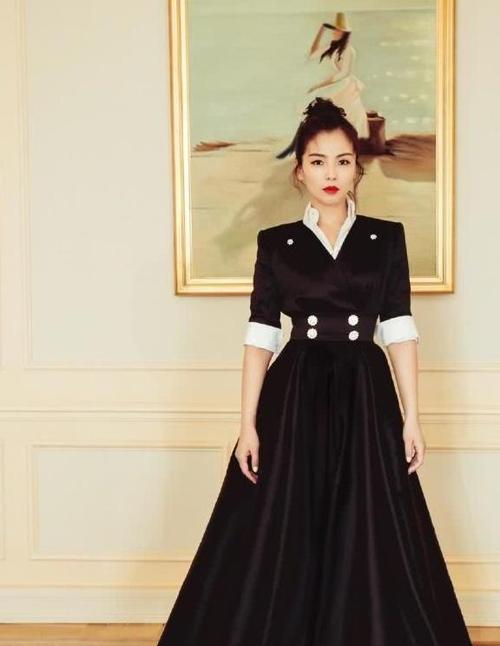 戛纳电影节芭莎之夜,刘涛盛装出席,穿黑se翻领长款礼服,美回20岁!