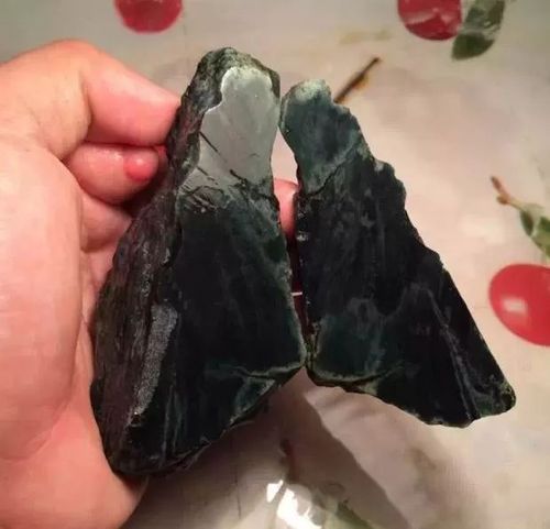 8000买下的翡翠原石,切出充满神秘感的墨翠,成品让人眼前一亮!