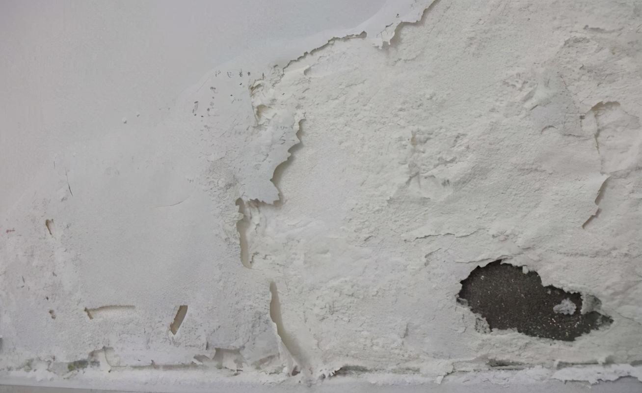 等材料构成;第二层水泥层,用于墙基层的保护;第三层砂浆层或者石膏层