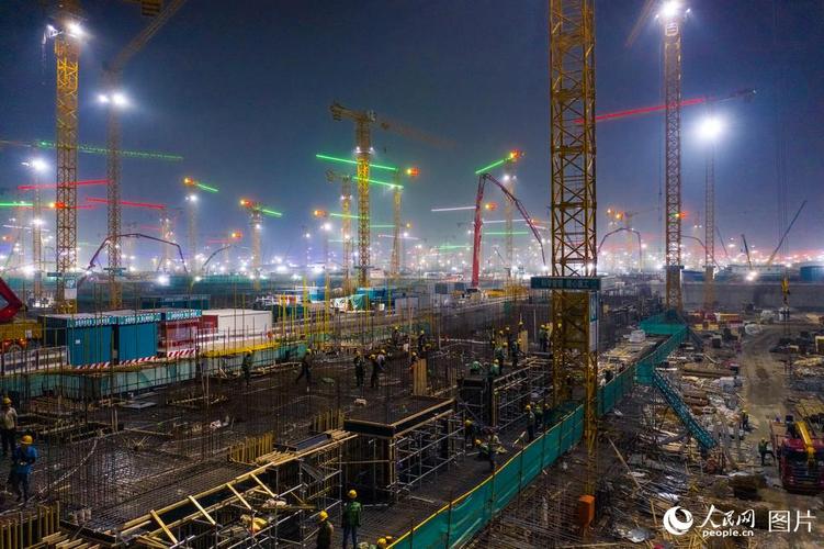 2020年8月16日,雄安新区的建设工地上,工人正在紧张施工.