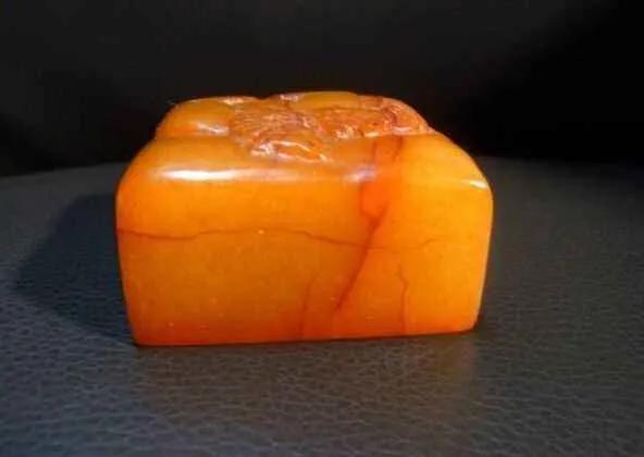 乾隆的枕边物,溥仪26年贴身携带的宝物——田黄三连印章