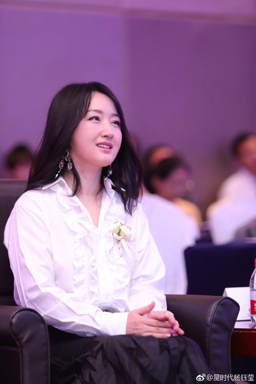 组图:杨钰莹西装黑帽出游夫子庙 双手合十虔诚上香祈福