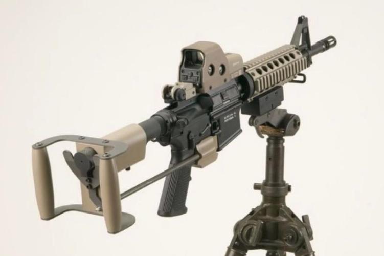 国外枪迷的奇葩魔改,m4卡宾枪加个d形握把,当重机枪突