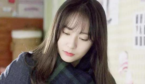 如果鹅蛋脸的额头较长,齐刘海在头顶的分界线就不宜太靠后,这样可以