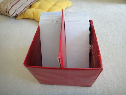 这是装玻璃碗的盒子,包上包装纸,中间加上隔断,放账单.