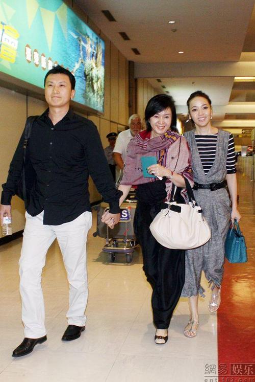 网易娱乐 明星 > 正文  侯佩岑,夫婿黄伯俊和母亲林月云 http://img4.