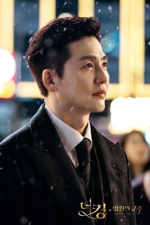 《永远的君主》李廷镇:为演出反派减重9公斤,瘦到穿不