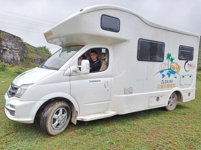 他们开的车,就是2018款大通rv80,最新的c型房车.