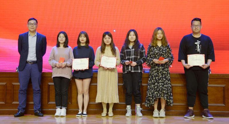 无锡太湖学院副校长陈鹏飞为获奖同学颁奖并合影留念