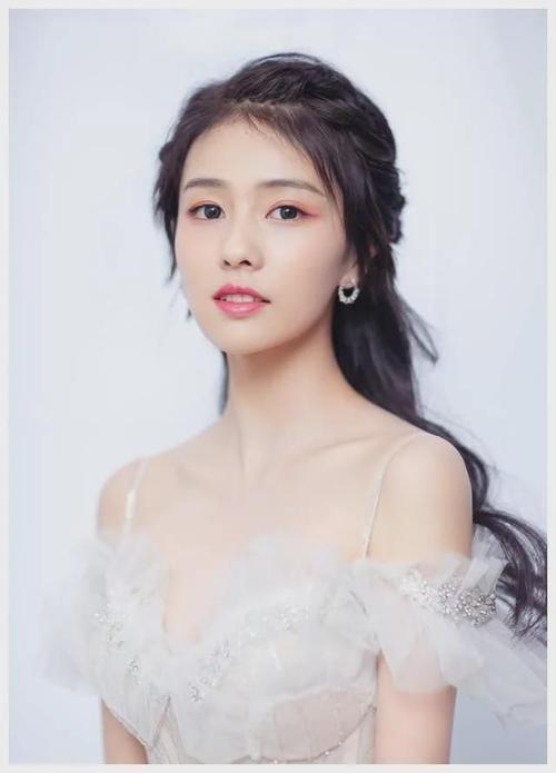 白鹿,1994年9月23日出生于江苏省常州市,中国内地女演员,模特.