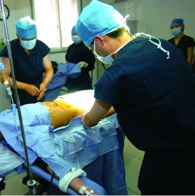 减肥女做吸脂手术引发肺部重症 抢救20余天