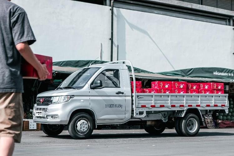 五菱又一"拉货车",荣光新卡新增4后轮版本,配1.8l动力 气囊