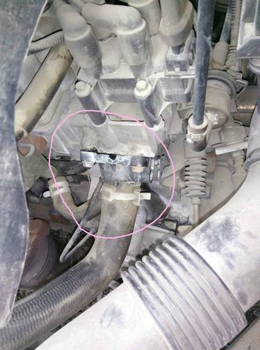 11年的车,节温器位置防冻液渗漏,一直忙没去索赔,近期发现好几辆奇瑞