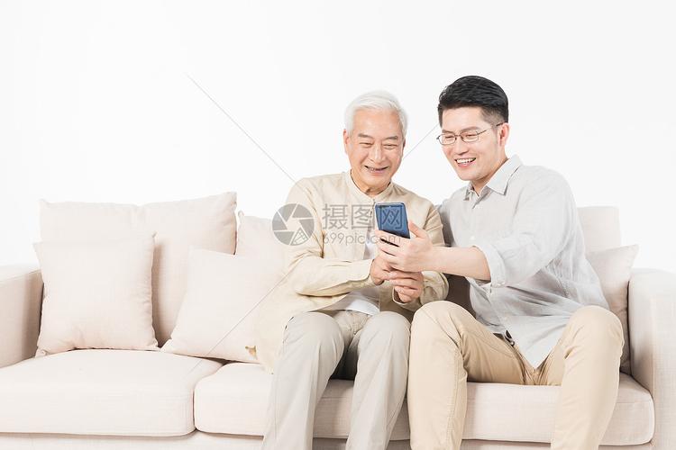 老年父子看手机