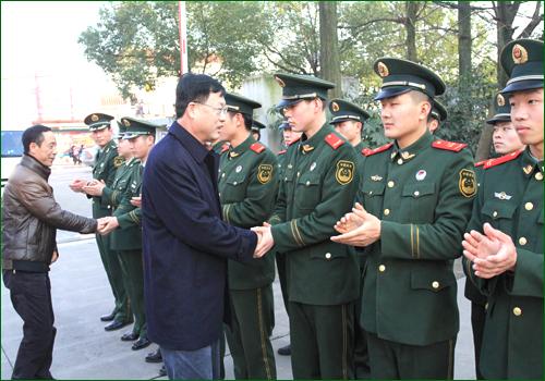 在军队干休所,王小荣与离退休老干部们亲切座谈,王小荣说,部队离