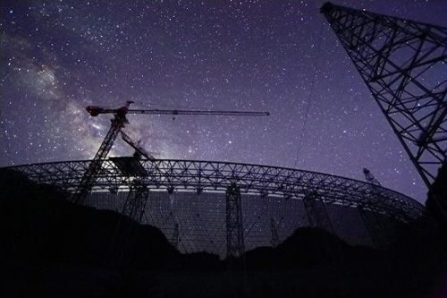 500米口径球面射电望远镜fast之上的星空.fast摄影团队提供