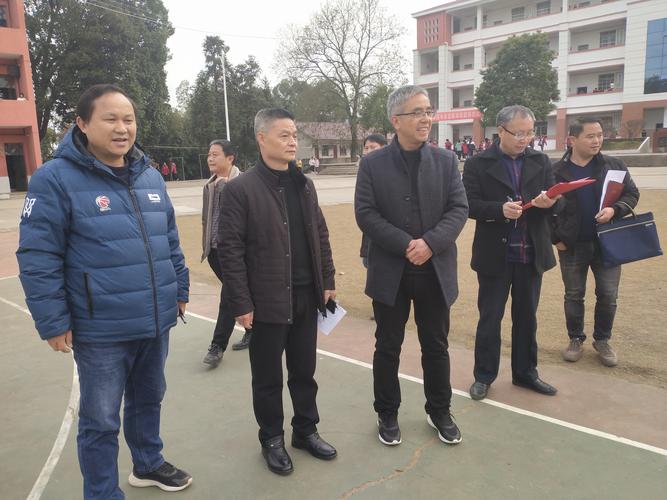 万载县潭埠初级中学坚持"五育"并举,增强学校的吸引力为原则.