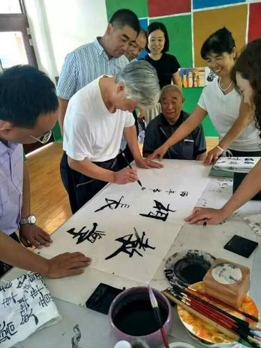 书法专家熊老师为学校题字.