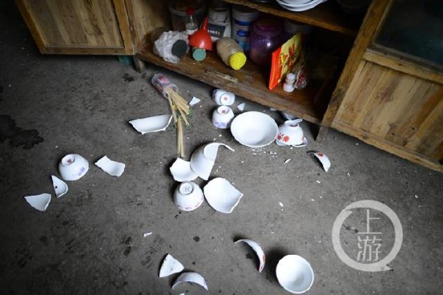 居民家中陶瓷碗破碎一地.