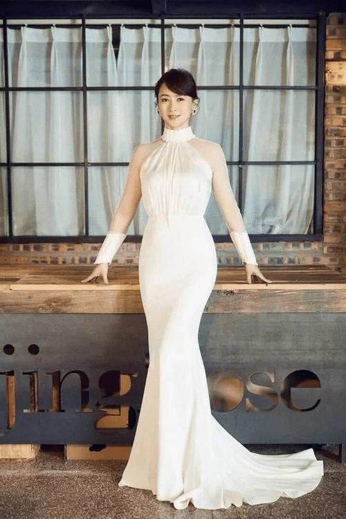 52岁翁虹气质挺好穿鱼尾裙贵妇范十足就是腰上赘肉有点明显