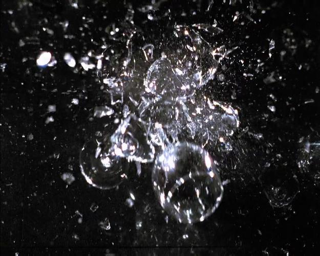 砸摔碎玻璃杯子酒杯器皿特写_720x576_高清视频素材