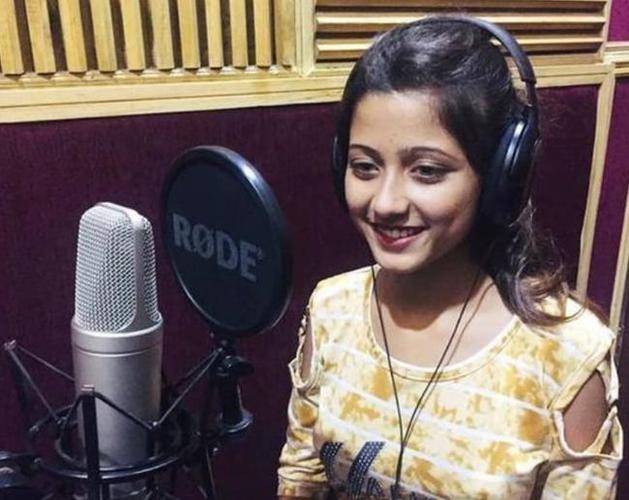 刷爆了朋友圈的琥珀眼女孩生活照曝光原来父母不让出门是假的