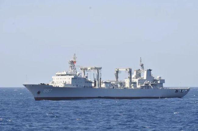 英雄微山湖舰向着深蓝乘风破浪