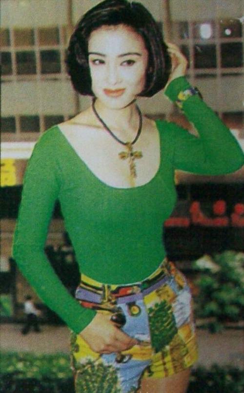 绿色修身针织衫搭配彩色印花短裤,张敏年轻时的这套穿搭,风情性感又