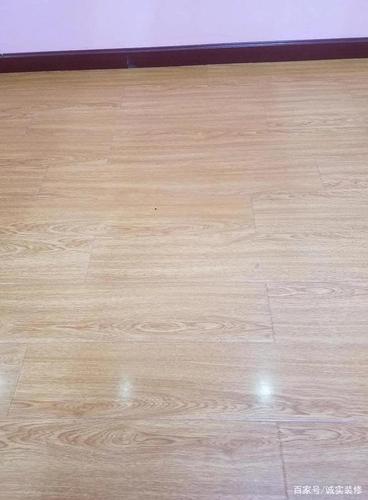 家庭装修中铺贴木地板的地面要用湿度较大的水泥砂浆