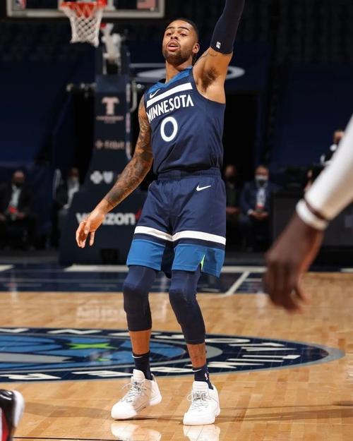 德安吉洛·拉塞尔